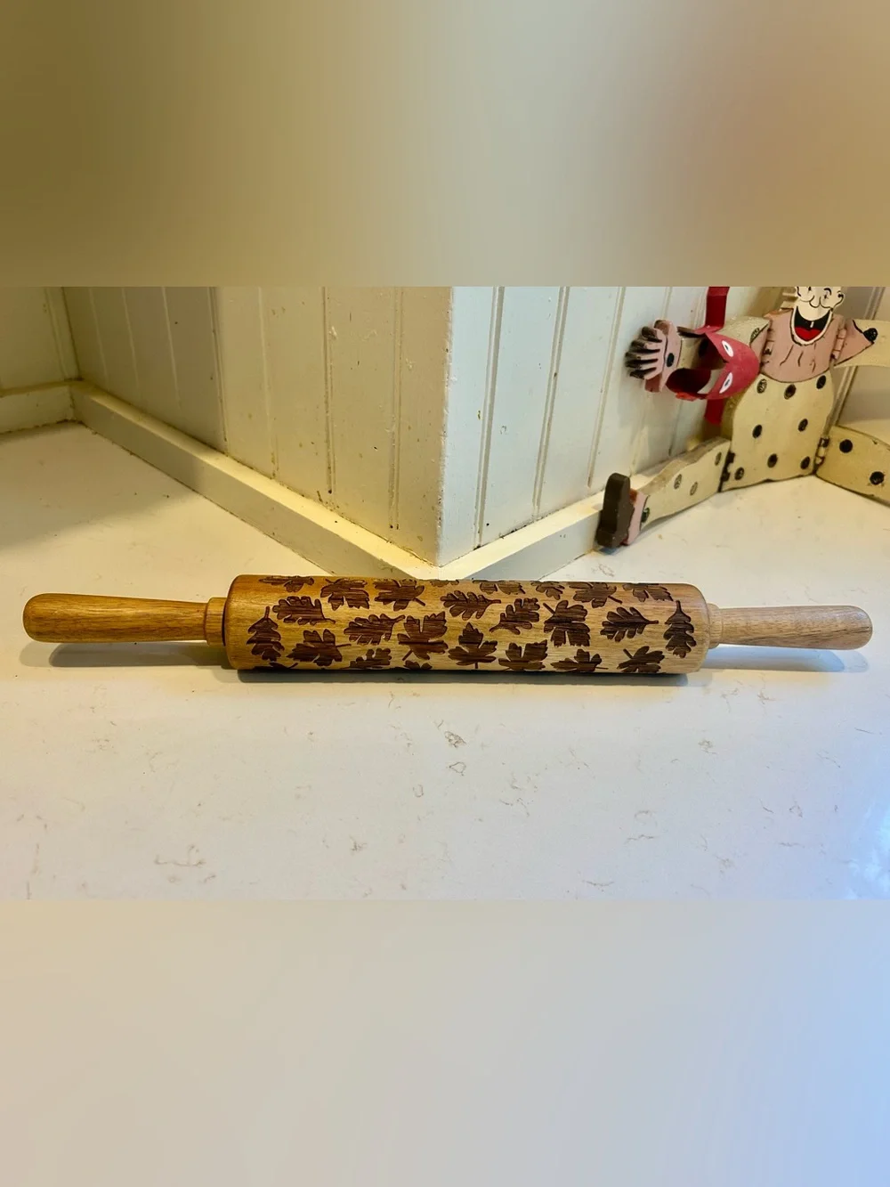 Leaf pattern embossed rolling pin